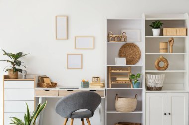 Dolabı, işyeri ve bitkileri olan aydınlatma odasının içi