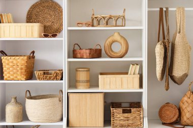 Dolapta sepetler ve kitaplar var.