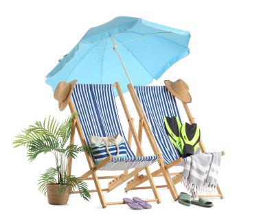 Mavi plaj şemsiyeli çizgili sandalyeler ve beyaz arka planda izole edilmiş gezici aksesuarlar.