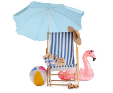 Mavi plaj şemsiyeli çizgili güverte sandalyesi ve beyaz arka planda izole edilmiş gezici aksesuarlar.