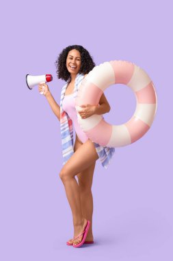 Yüzme yüzüğü ve eflatun arka planında megafonu olan genç Afro-Amerikalı bir kadın. Yaz partisi
