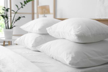 Işık odasındaki yumuşak beyaz yastıklar