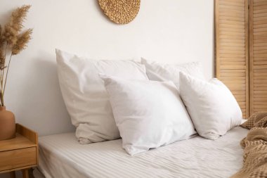 Yatak odasındaki yumuşak beyaz yastıklar