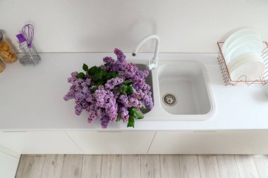 Mutfakta leylak çiçekli lavabo, üst manzara.