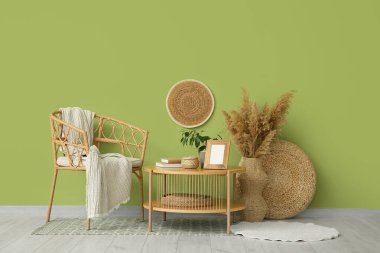 Kahve masası ve sandalye oturma odasının iç tarafındaki yeşil duvarın yanında.