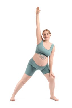 Beyaz arka planda spor yapan hamile kadın.