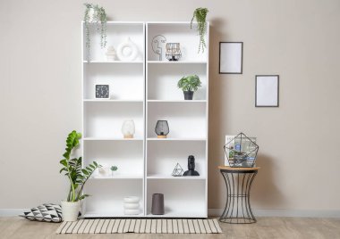 İçinde raf ünitesi, masa ve bitkiler olan ışık odasının içi.