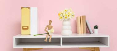 Süslü, güzel çiçekli vazo.