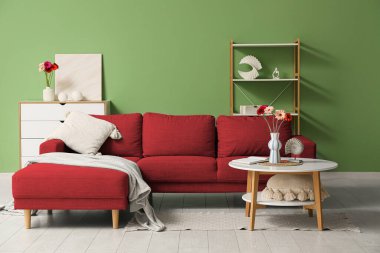 Oturma odasının içinde güzel Gerbera çiçekleri