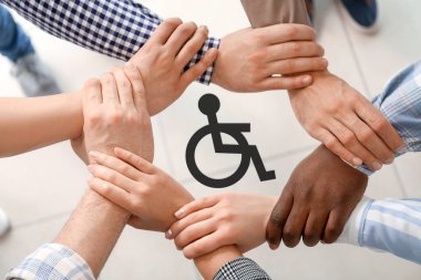 El ele tutuşan bir grup insan ve Erişim Sembolü
