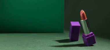 Yeşil arkaplanda güzel ruj ve metin için boşluk