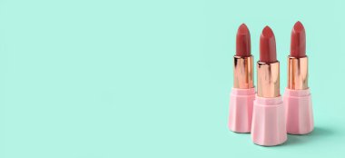 Turkuaz arkaplanda güzel ruj ve metin için boşluk