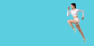 Renkli arka planda sportif çalışan kadın