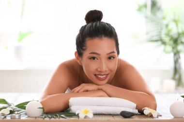 Güzel Asyalı kadın kaplıcada dinleniyor.