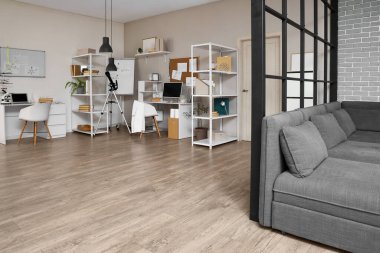 Raflardaki bilgisayar, teleskop ve bilimsel ekipmanlarla dolu tıbbi laboratuvarın içi dinlenme odasından görülüyor.