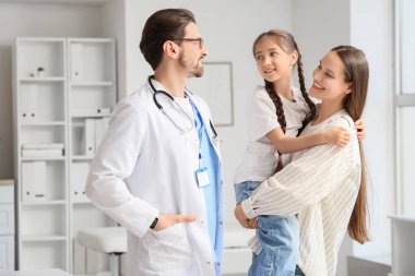 Anne, kızı ve çocuk doktoruyla klinikte.