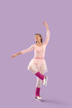 Leylak arkaplanda güzel bir artistik patinajcı