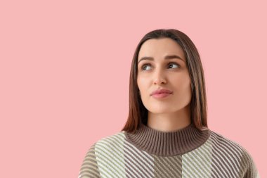 Pembe arka planda genç bir kadın, yakın plan