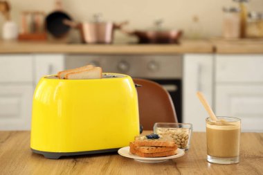 Fındık ezmeli, tost makineli ve tost makineli bir bardak lezzetli fıstık ezmesi mutfakta.