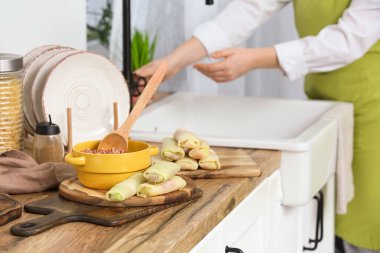 Mutfak tezgahında içi lahana dolması dolu bir kase kıyma, yakın plan.