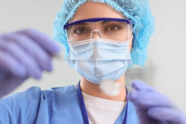 Klinikte aletleri olan kadın dişçi, yakın plan.