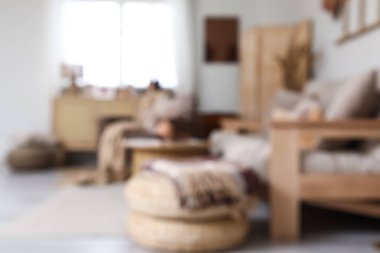 Koltuğu, koltuğu ve katlanır perdesi olan şık bir oturma odası.