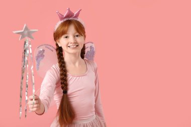 Pembe arka planda asası olan sevimli kızıl saçlı peri.