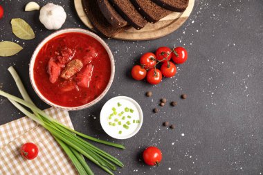 Bir kase lezzetli Ukrayna çorbası ve siyah arka plan malzemeleri.