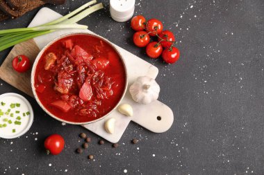 Bir kase lezzetli Ukrayna çorbası ve siyah arka plan malzemeleri.