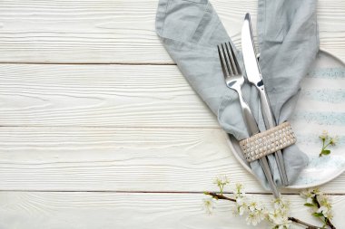 Beyaz ahşap arka planda çiçek açan dallı güzel bir masa.