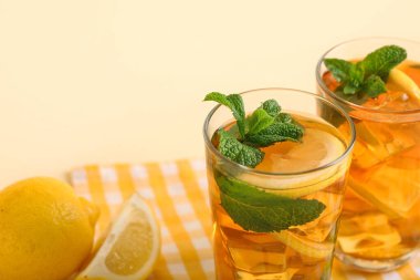Bej arka planda naneli limonlu buzlu çay, yakın plan.