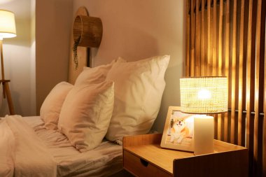 Geceleri yatak odasındaki çerçeveli parlayan lamba.