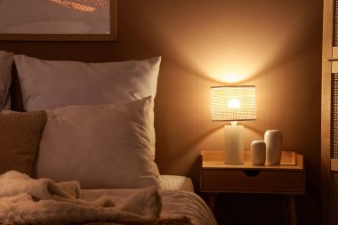 Karanlık yatak odasındaki dekorlu parlak lamba.