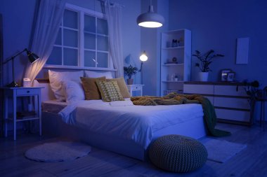 İçinde raf ünitesi ve parlayan lambalar olan karanlık bir yatak odası.