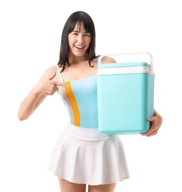 Beyaz arka planda taşınabilir buzdolabı olan genç bir kadın.