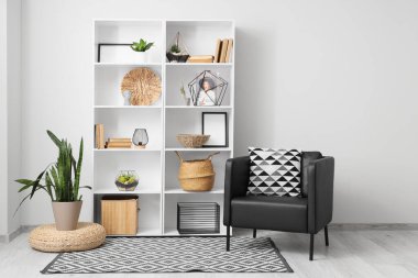 Kitaplığı, bitkileri ve koltuğu olan ışık odasının içi