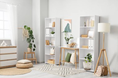 Kitap rafları, masa ve lambalı aydınlatma odasının içi