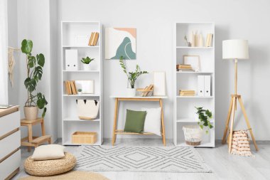 Kitap rafları, masa ve lambalı aydınlatma odasının içi