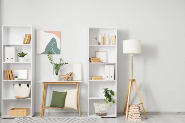 Kitap rafları, masa ve lambalı aydınlatma odasının içi