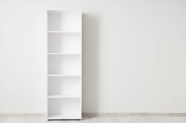 Odadaki ışık duvarının yanındaki boş kitaplık