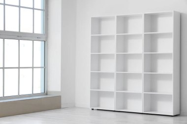 Odadaki ışık duvarının yanındaki boş kitaplık