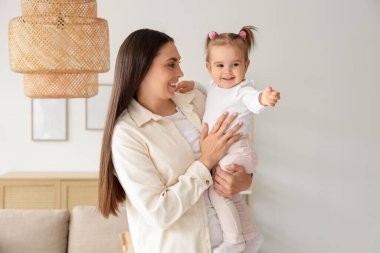 Onun bebek evde tutan anne