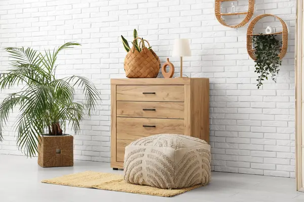 Hasır sepetlerde klozet, raflar ve bitkilerle dolu bir oda.