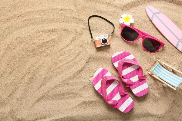 Arka plan olarak dekoratif sörf tahtası, parmak arası terlik ve güverte sandalyeli yaz kompozisyonu