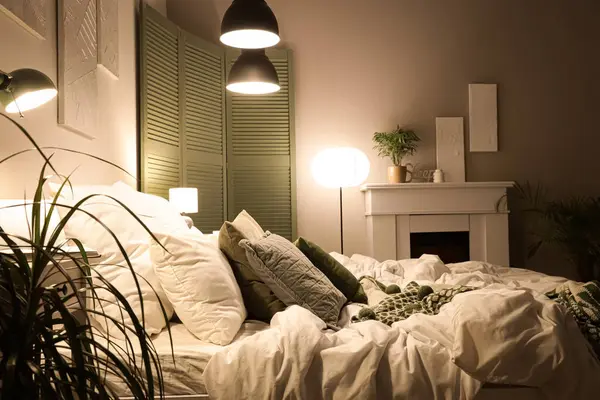 Yatak odasının içinde katlanan ekran, şömine ve geceleri parlayan lambalar.