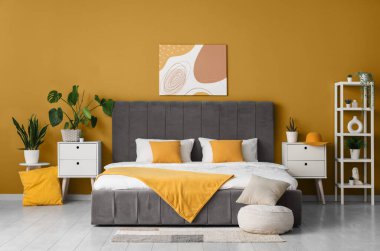 Şık yatak odasının içi sarı renklidir.