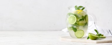 Masada bir sürahi taze mojito.