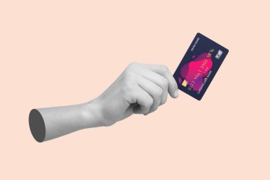 Renk arkaplanında kredi kartı olan bir kadın.