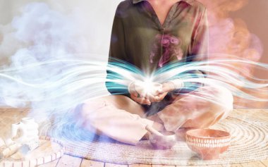 Palo Santo 'lu genç kadın renk duvarının yanında oturuyor.