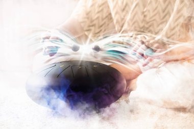 Glukofon çalan ve evde meditasyon yapan kadın, yakın plan.